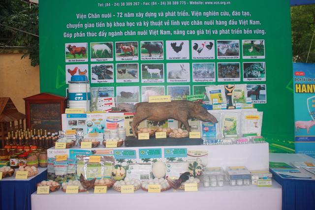 Gian hàng triển lãm thành tựu khoa học của Viện Chăn nuôi.