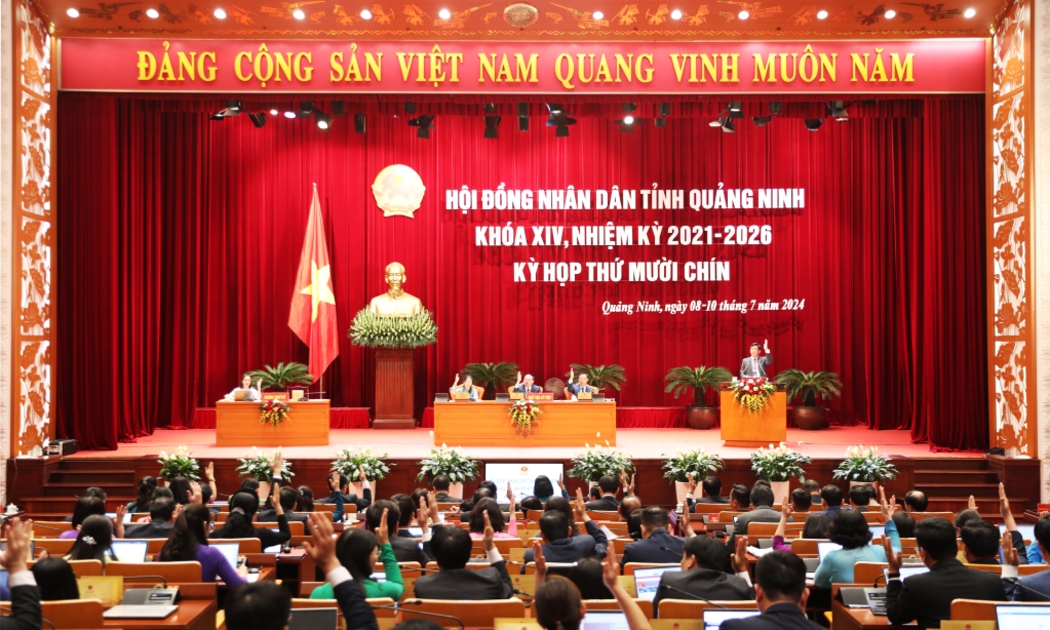 Đại biểu HĐND tỉnh biểu quyết thông qua các nghị quyết tại kỳ họp. Ảnh: Đỗ Phương