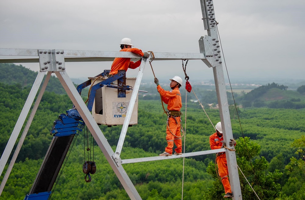 Thi công đường dây 500 kV mạch 3 Quảng Trạch - Phố Nối.