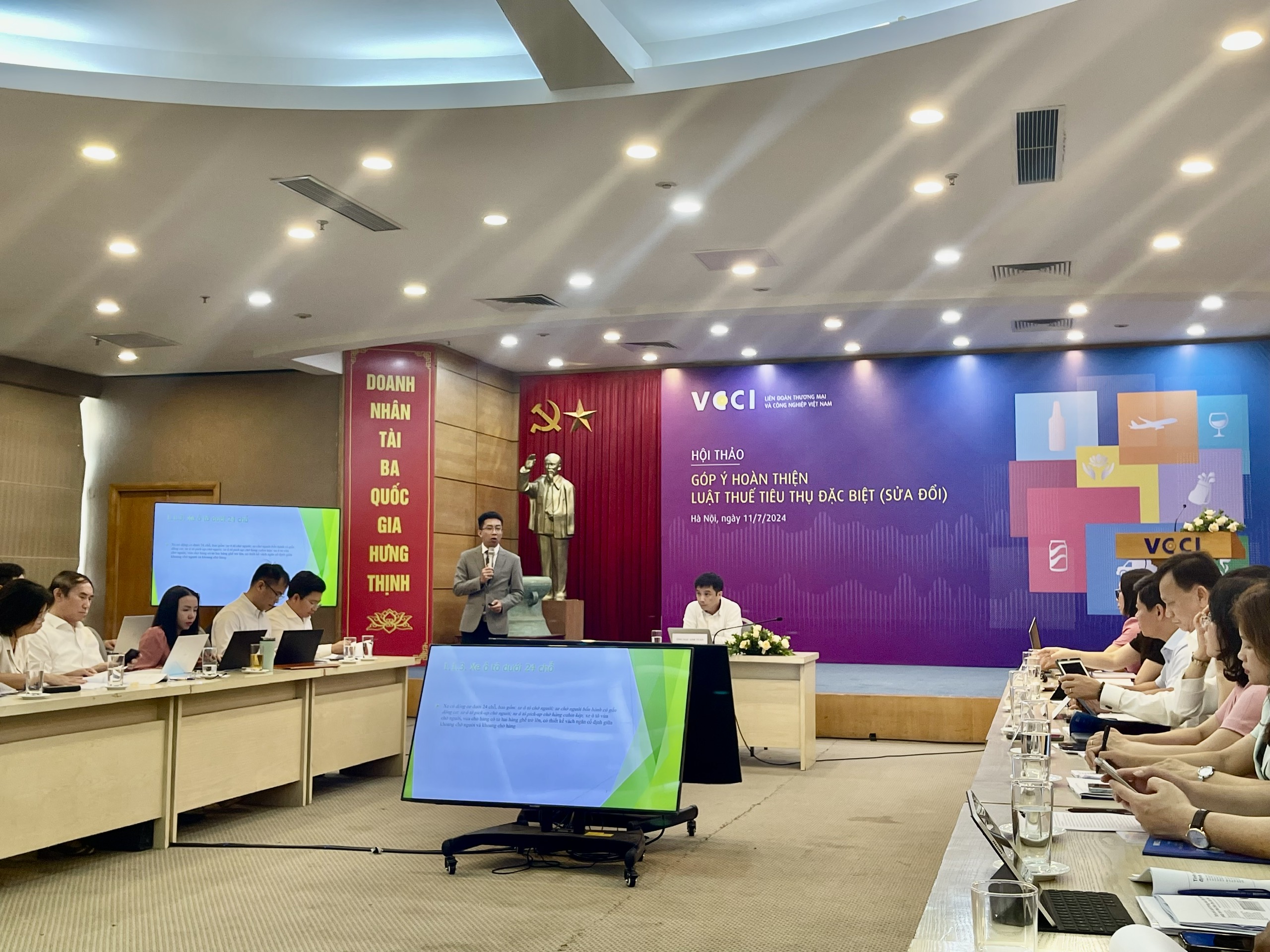 Ông Nguyễn Minh Đức (Ban Pháp chế, VCCI) trình bày những điểm sửa đổi nổi bật tại dự thảo. Ảnh: Trâm Anh