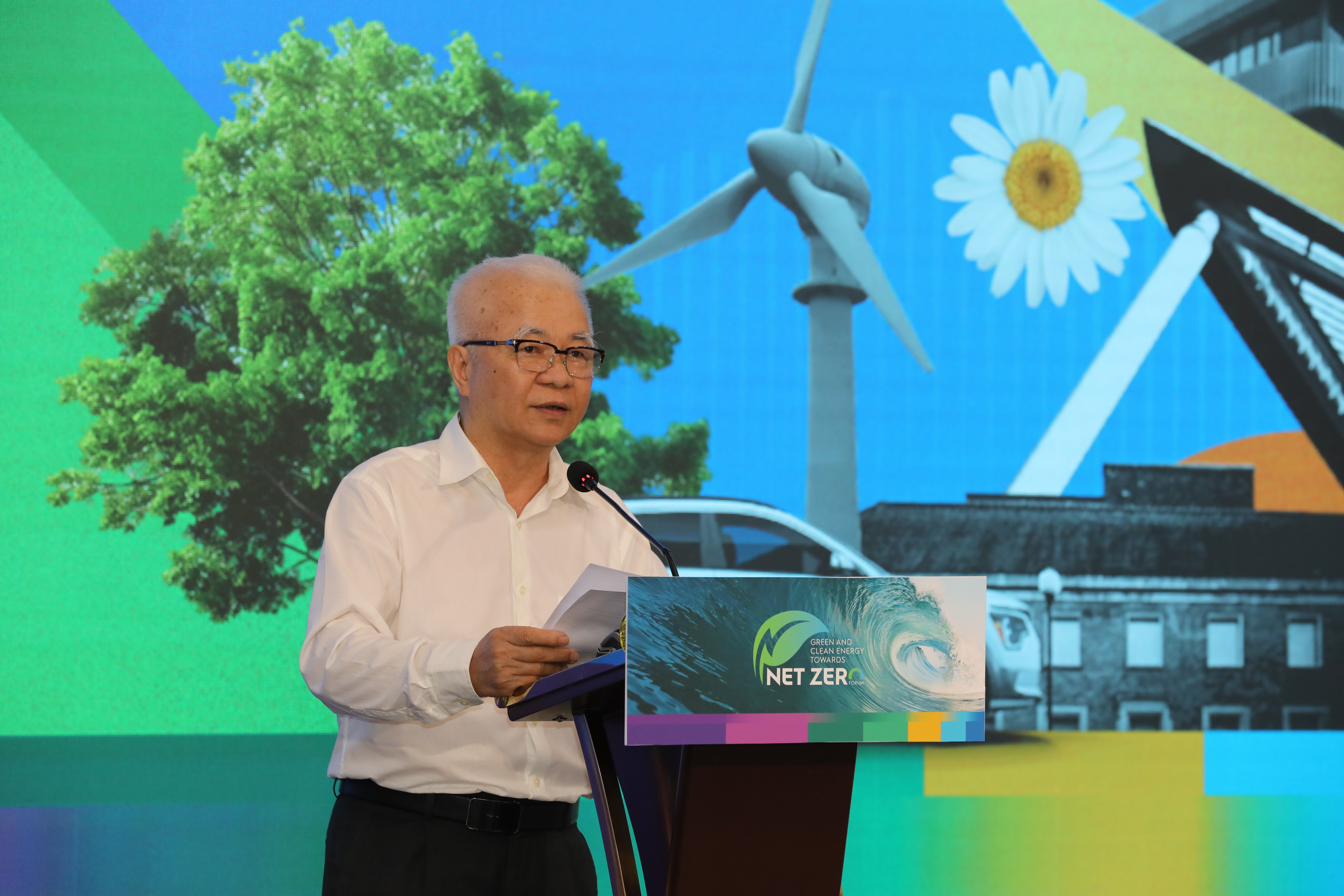  TS. Chử Văn Lâm, Tổng biên tập Tạp chí Kinh tế Việt Nam/VnEconomy, cho rằng hiện các quy định pháp luật hết sức cần thiết về cơ chế mua bán điện trực tiếp; cơ chế phát triển điện gió ngoài khơi; khuyến khích điện mặt trời mái nhà tự sản, tự tiêu (hướng tới mục tiêu năm 2030 có 50% các tòa nhà công sở và 50% nhà dân sử dụng điện mặt trời mái nhà tự sản, tự tiêu)... chưa được ban hành. Các quy định về huy động các nguồn điện linh hoạt, khung giá mua bán điện với hệ thống pin lưu trữ và thủy điện tích năng... chưa có. Công nghệ nhiên liệu xanh cho công nghiệp và giao thông vận tải như công nghệ nhiên liệu hydrogen còn ở giai đoạn thử nghiệm, chưa thị trường hóa; công nghệ thu giữ, lưu trữ carbon còn nhiều thách thức, giá thành cao... Đây là những vấn đề lớn khiến Việt Nam đang gặp khó trong quá trình chuyển đổi năng lượng từ nâu sang xanh. 