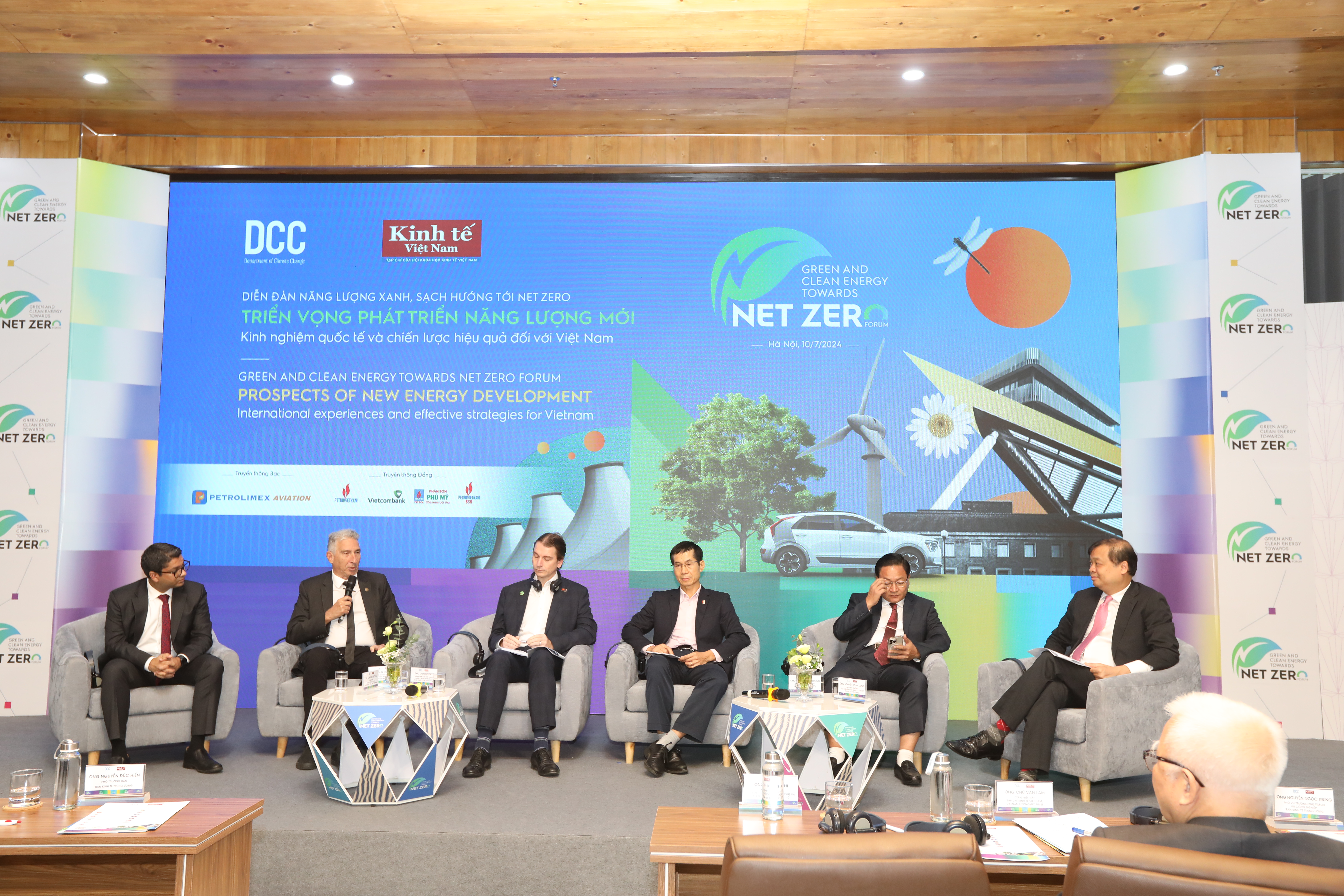 Các doanh nghiệp trong và ngoài nước, đại diện các tổ chức nước ngoài như Amcham, EuroCham, PwC, tham dự sự kiện đã chia sẻ, đưa ra những khuyến nghị với Việt Nam trong phát triển năng lượng bền vững và các nguồn năng lượng mới. 