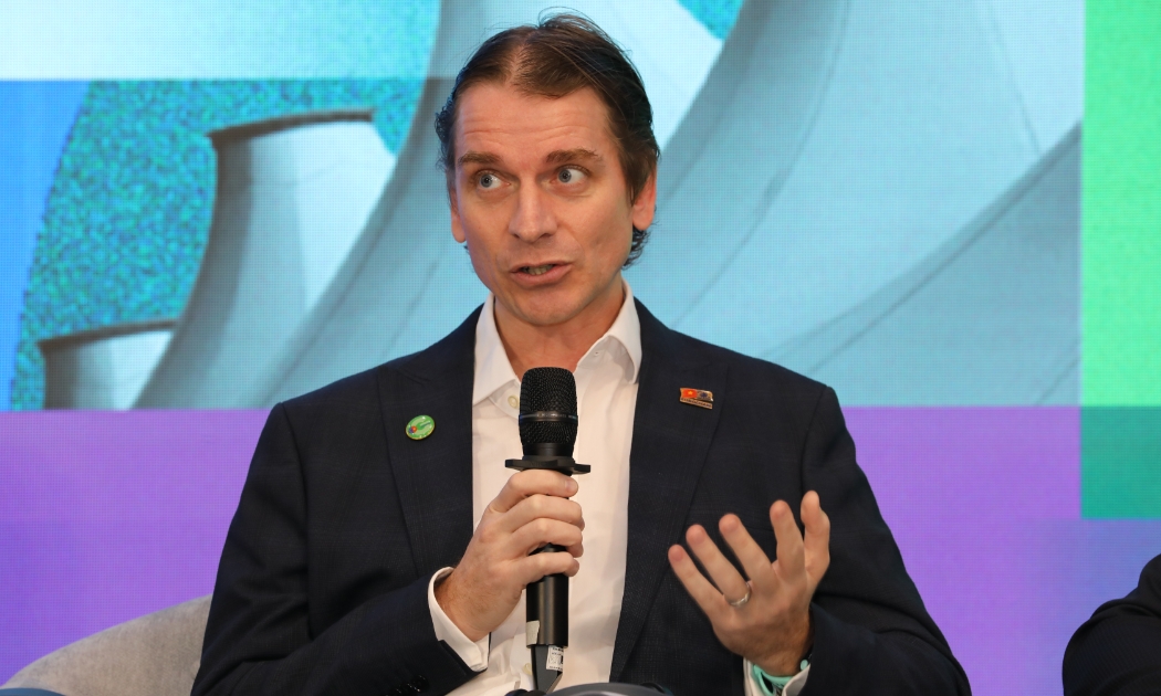 Ông Stuart Livesey, thành viên Ban điều hành và Đồng Chủ tịch Tiểu ban Phát triển xanh của Phòng Thương mại châu Âu tại Việt Nam (EuroCham) chia sẻ tại diễn đàn. Ảnh: Việt Dũng.