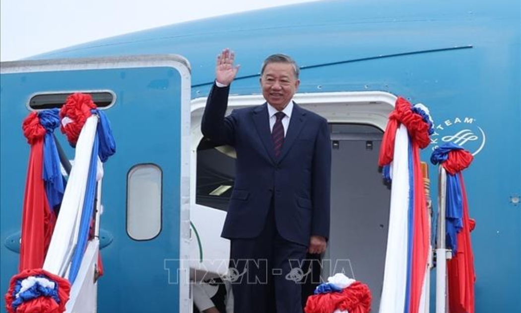 Chuyên cơ chở Chủ tịch nước Tô Lâm và Đoàn đại biểu cấp cao Việt Nam đã tới sân bay quốc tế Wattay - Ảnh: TTXVN