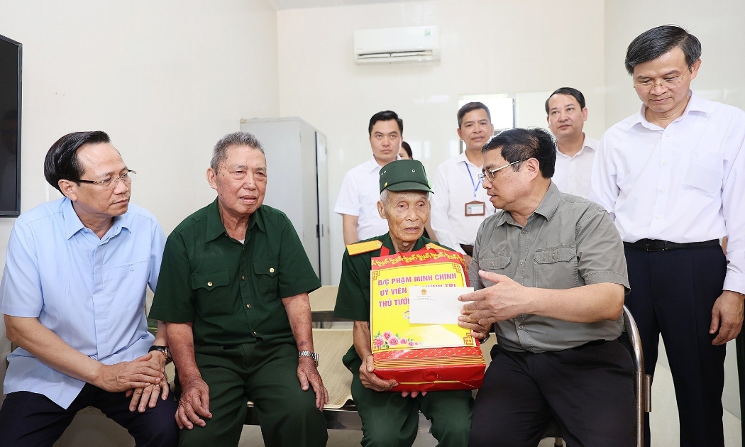 Thủ tướng Chính phủ thăm và tặng quà cho thương binh năm 2023. Ảnh: MOLISA.