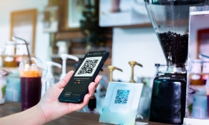 Thanh toán bằng mã QR đang trở thành lựa chọn thay thế phổ biến cho các giao dịch tiền mặt tại Việt Nam