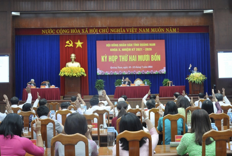 Tại kỳ họp lần thứ 24, các đại biểu HĐND tỉnh Quảng Nam thông qua 21 nghị quyết quan trọng liên quan đến đời sống, sản xuất phát triển kinh tế - xã hội của tỉnh.