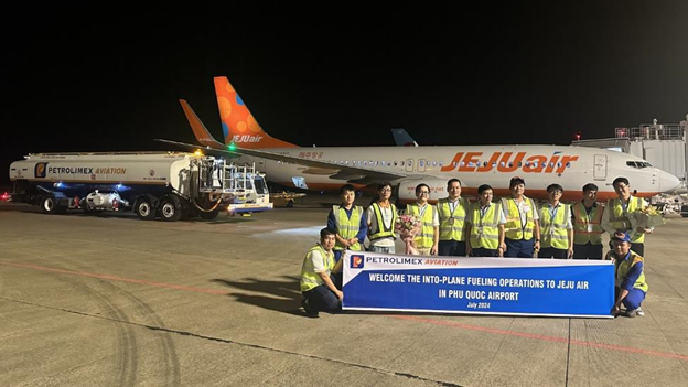 Đoàn công tác của Petrolimex Aviation cùng lãnh đạo Chi nhánh tại Phú Quốc chụp ảnh lưu niệm chuyến tra nạp đầu tiên tại Cảng hàng không quốc tế Phú Quốc.