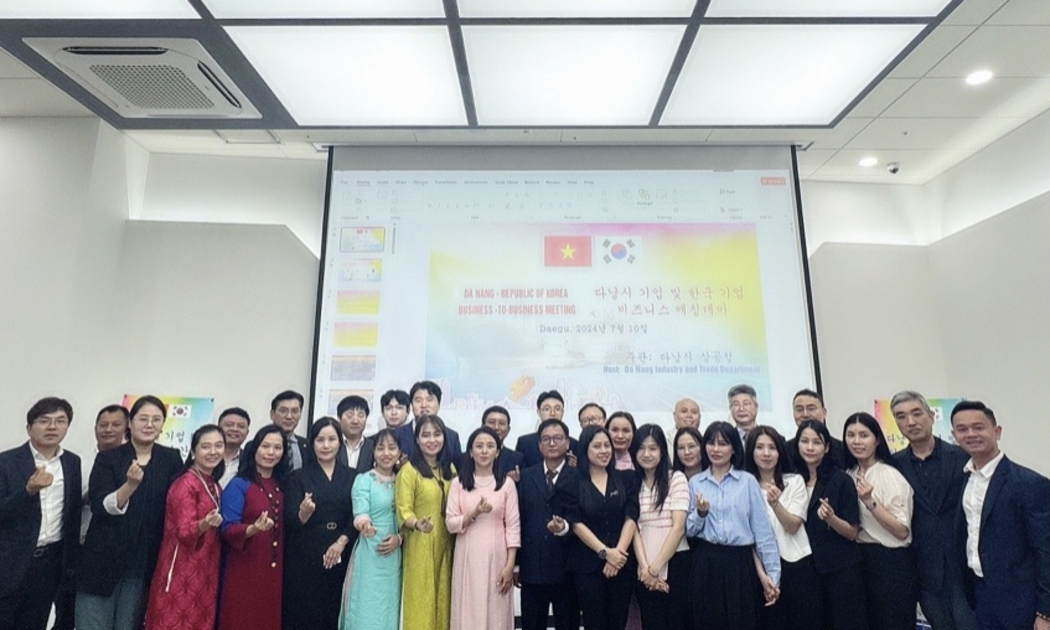 Đoàn doanh nghiệp Đà Nẵng với doanh nghiệp của Hàn Quốc tại thành phố Deagu. Ảnh Đoàn công tác cung cấp.