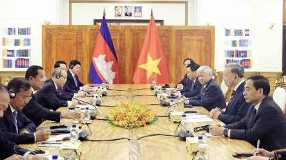 Talks between President To Lam and  President of CPP and President of Cambodian Senate Hun Sen