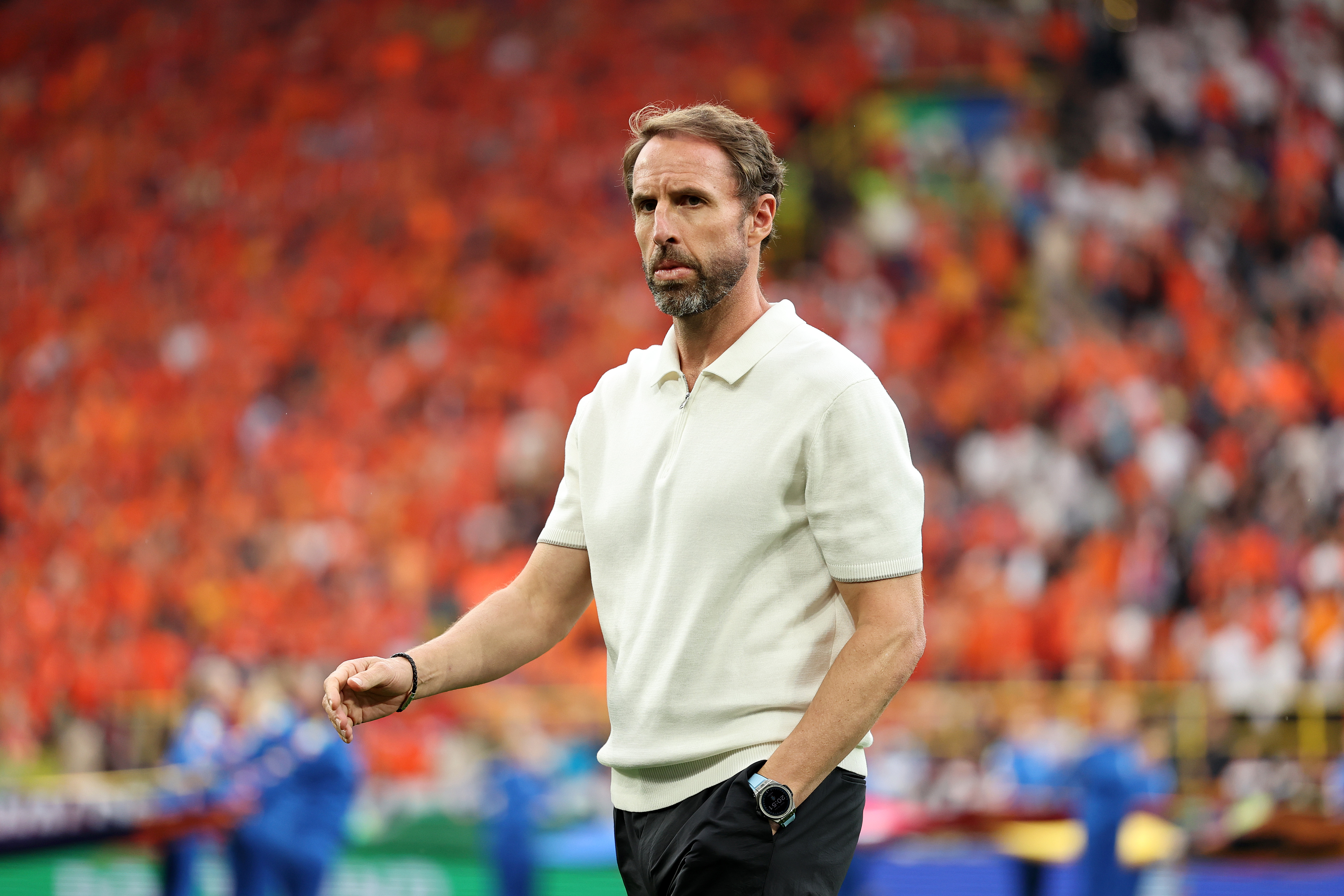 Suốt s&aacute;u trận Euro 2024 tr&ecirc;n đất Đức, &ocirc;ng Gareth Southgate chỉ xuất hiện với một bộ đồ&nbsp;gồm &aacute;o polo dệt kim kh&oacute;a k&eacute;o của Marks &amp; Spencer, quần t&acirc;y v&agrave; gi&agrave;y da.&nbsp;