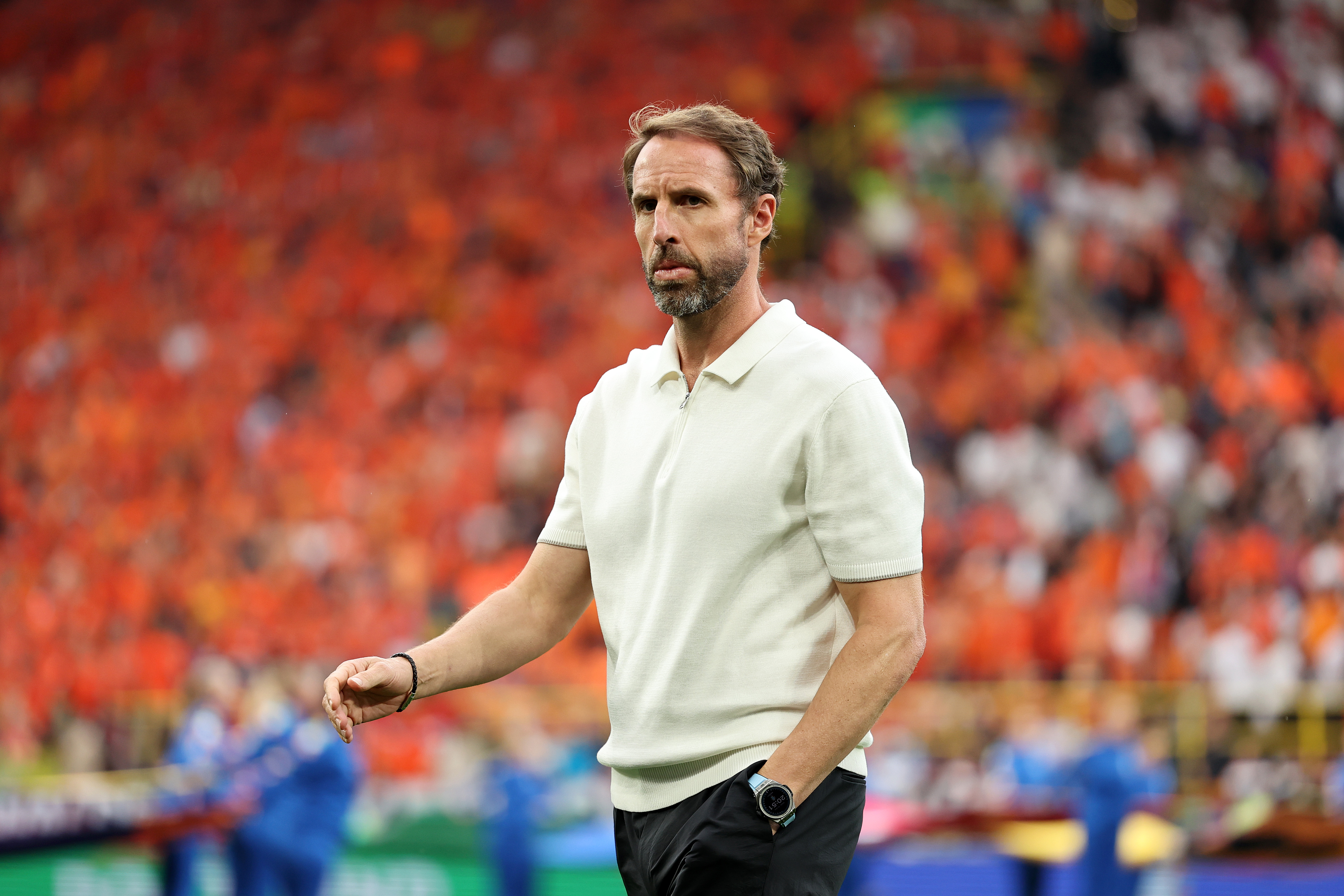 Suốt sáu trận Euro 2024 trên đất Đức, ông Gareth Southgate chỉ xuất hiện với một bộ đồ gồm áo polo dệt kim khóa kéo của Marks & Spencer, quần tây và giày da. 