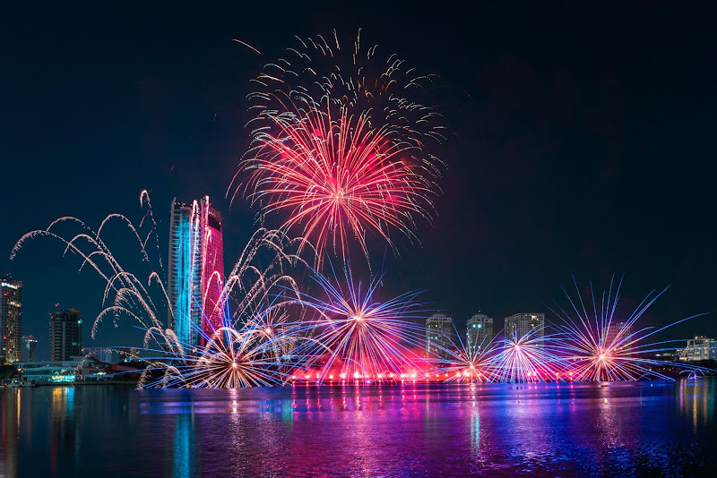 Sông Hàn lung linh trong đêm pháo hoa quốc tế Đà Nẵng 2024.