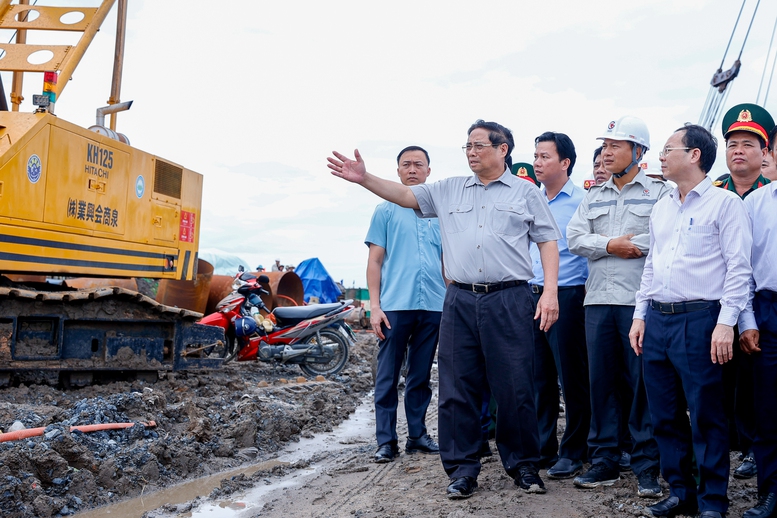 Prime Minister Pham Minh Chinh visits the construction site of Chau Doc-Can Tho-Soc Trang expressway on July 13. Photo: VGP