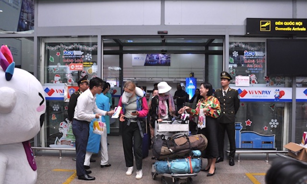 Khách du lịch quốc tế đến sân bay Đà Nẵng ngày càng đồng. Ảnh Ngô Anh Văn