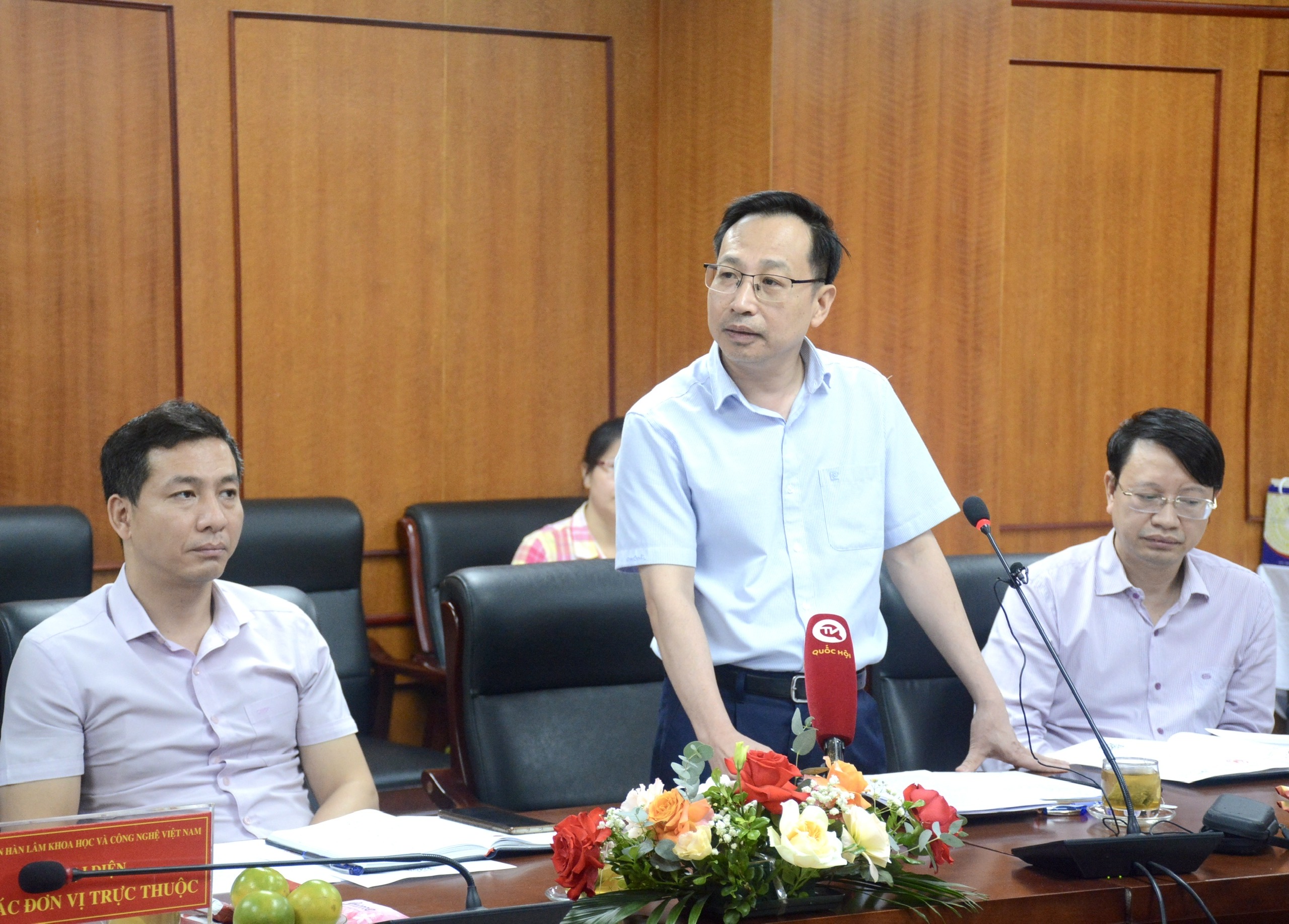 PGS.TS Ho&agrave;ng Anh Sơn, Viện trưởng Viện Khoa học vật liệu, chia sẻ tại họp b&aacute;o.