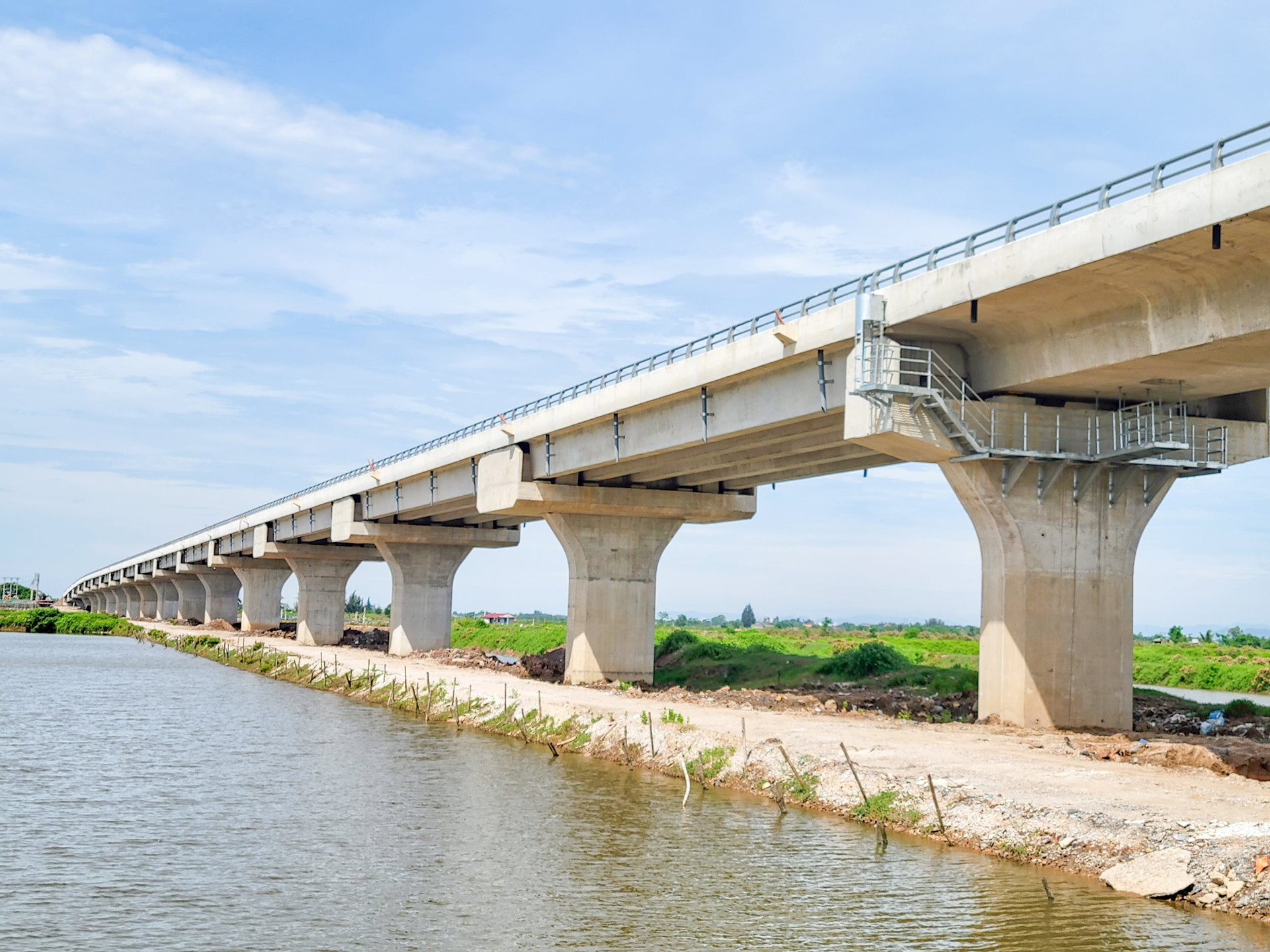 Theo thiết kế, cầu Lạch Trường gồm 30 nhịp, bằng dầm Super T và đúc hẫng. Trong đó, 1 liên dầm hộp 3 nhịp liên tục và 27 nhịp dẫn giản đơn Super T bằng bê tông cốt thép dự ứng lực. 