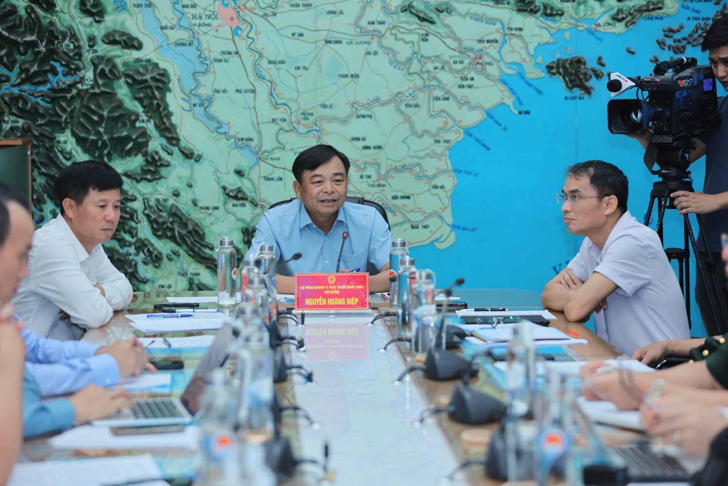 Thứ trưởng Nguyễn Hoàng Hiệp chủ trì cuộc họp về việc ứng phó với áp thấp nhiệt đới và mưa lớn.