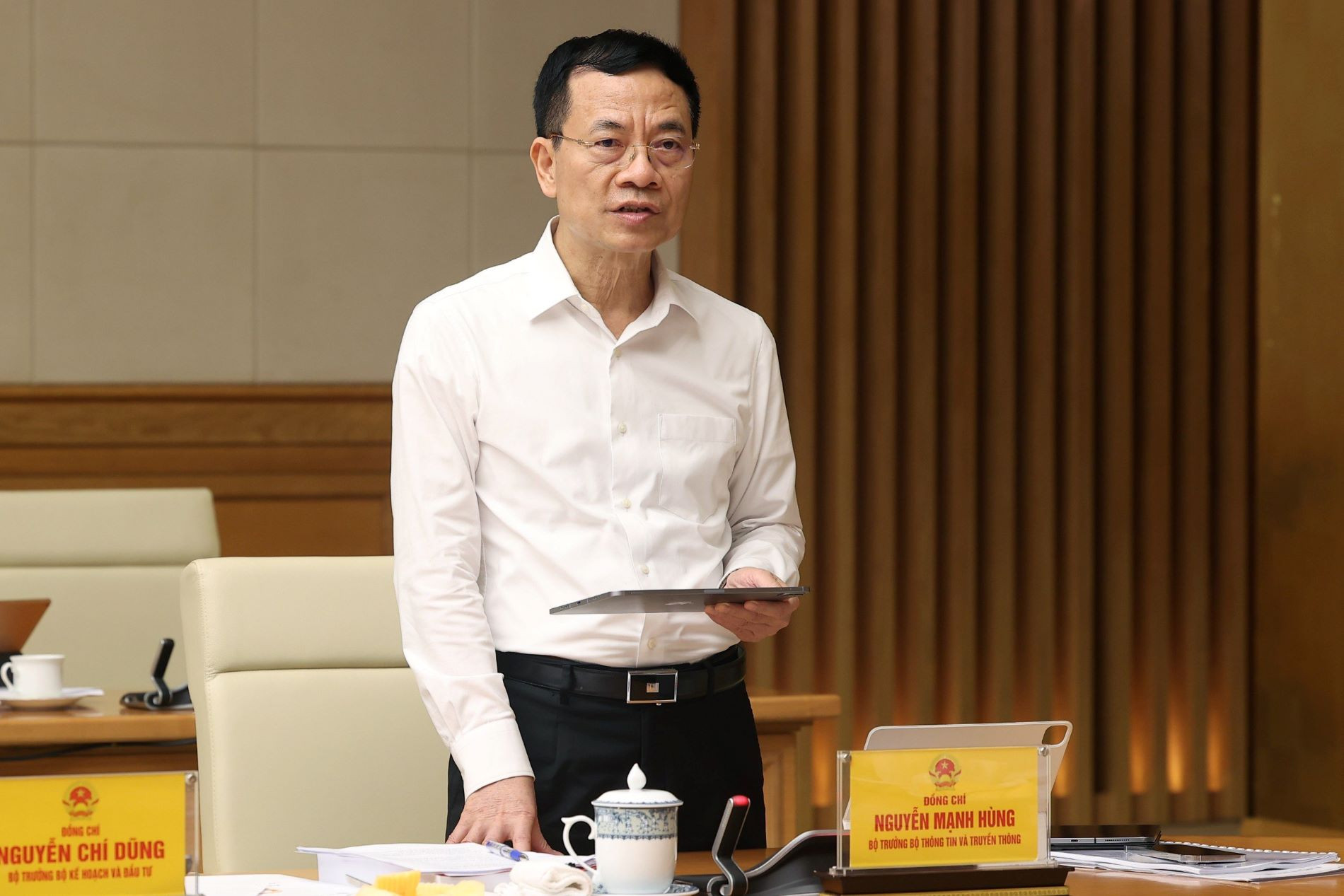 Bộ trưởng Bộ Th&ocirc;ng tin v&agrave; Truyền th&ocirc;ng Nguyễn Mạnh H&ugrave;ng: 