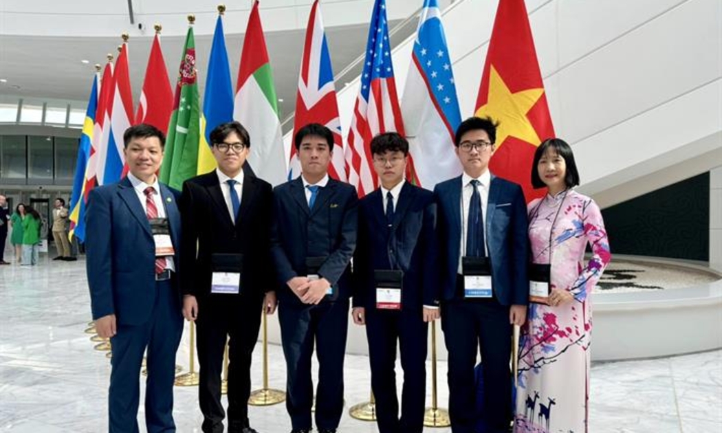 Đội tuyển Việt Nam gồm 4 học sinh (đứng giữa trong ảnh) tham dự Olympic Sinh học quốc tế năm 2024.