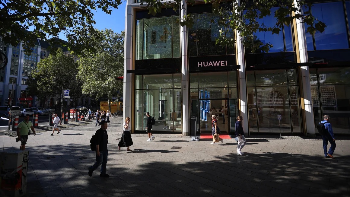 Một cửa hàng Huawei ở Berlin vào tháng 9 năm 2023. Ảnh: Bloomberg