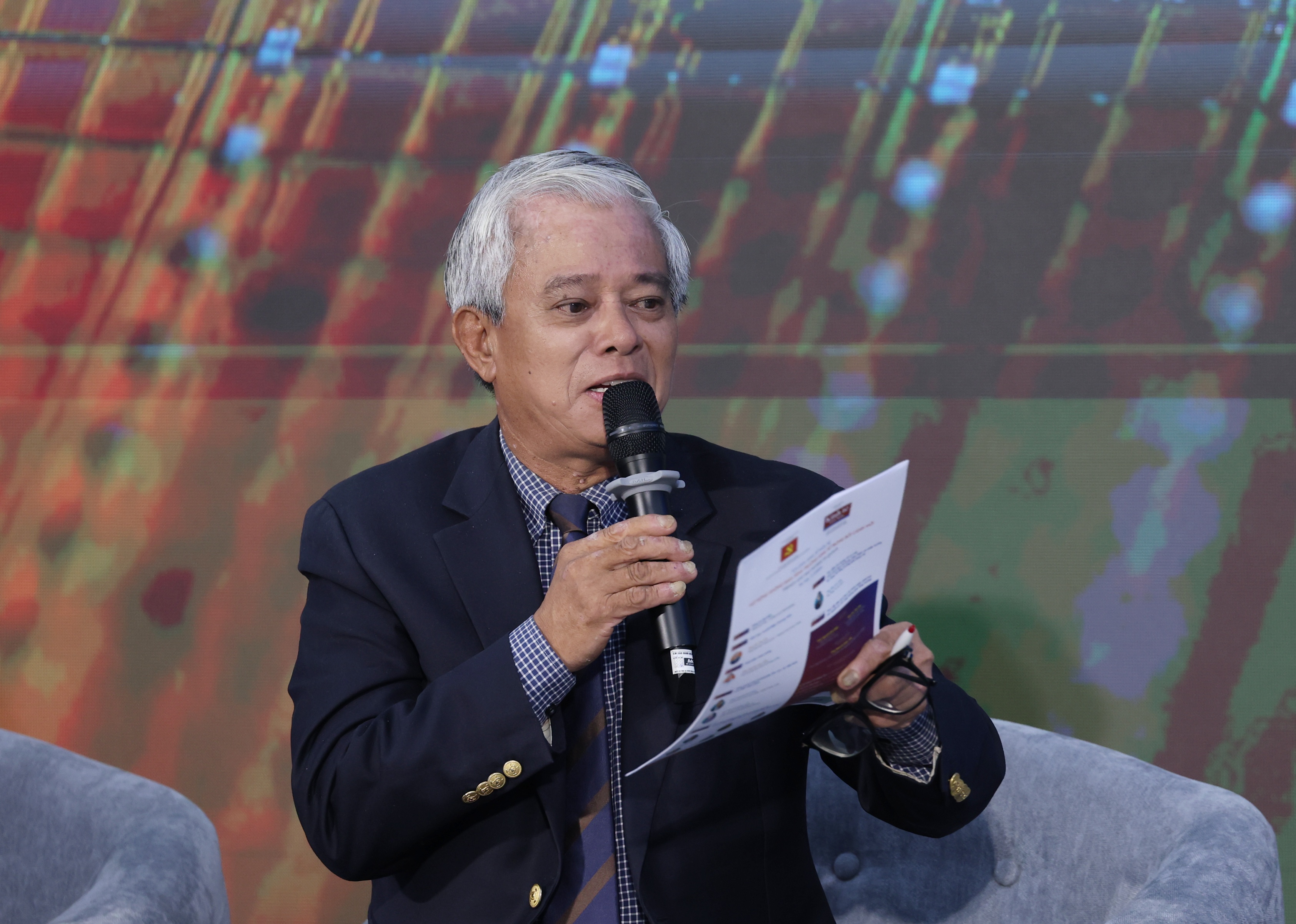 Đại sứ Phạm Quang Vinh, nguyên Thứ trưởng Bộ Ngoại giao, nêu quan điểm, hiện nay sự cạnh tranh chiến lược giữa các nước lớn làm dịch chuyển về đầu tư. Trong đó, đáng chú ý là sự dịch chuyển trên hướng đến những khu vực thuận lợi cho Việt Nam. Chúng ta đang ở một vị thế thuận lợi, có thể tranh thủ được những luồng đầu tư từ các bên dù giữa họ đang có sự cạnh tranh chiến lược với nhau, trong đó điển hình là Mỹ và Trung Quốc. Khi cạnh tranh nước lớn gia tăng, chúng ta có thể tranh thủ được cả 2 bên, nhưng có nguy cơ có quá nhiều sản phẩm chuyển dịch sang Việt Nam, dẫn đến tình trạng sản xuất quá mức, làm thao túng thị trường các quốc gia khác. Trong thời gian gần đây, Indonesia đã phải đánh thuế vào cả hàng hóa Trung Quốc vì lo ngại những mặt hàng này tràn vào thị trường. Đây cũng là một vấn đề cần phải chú ý.