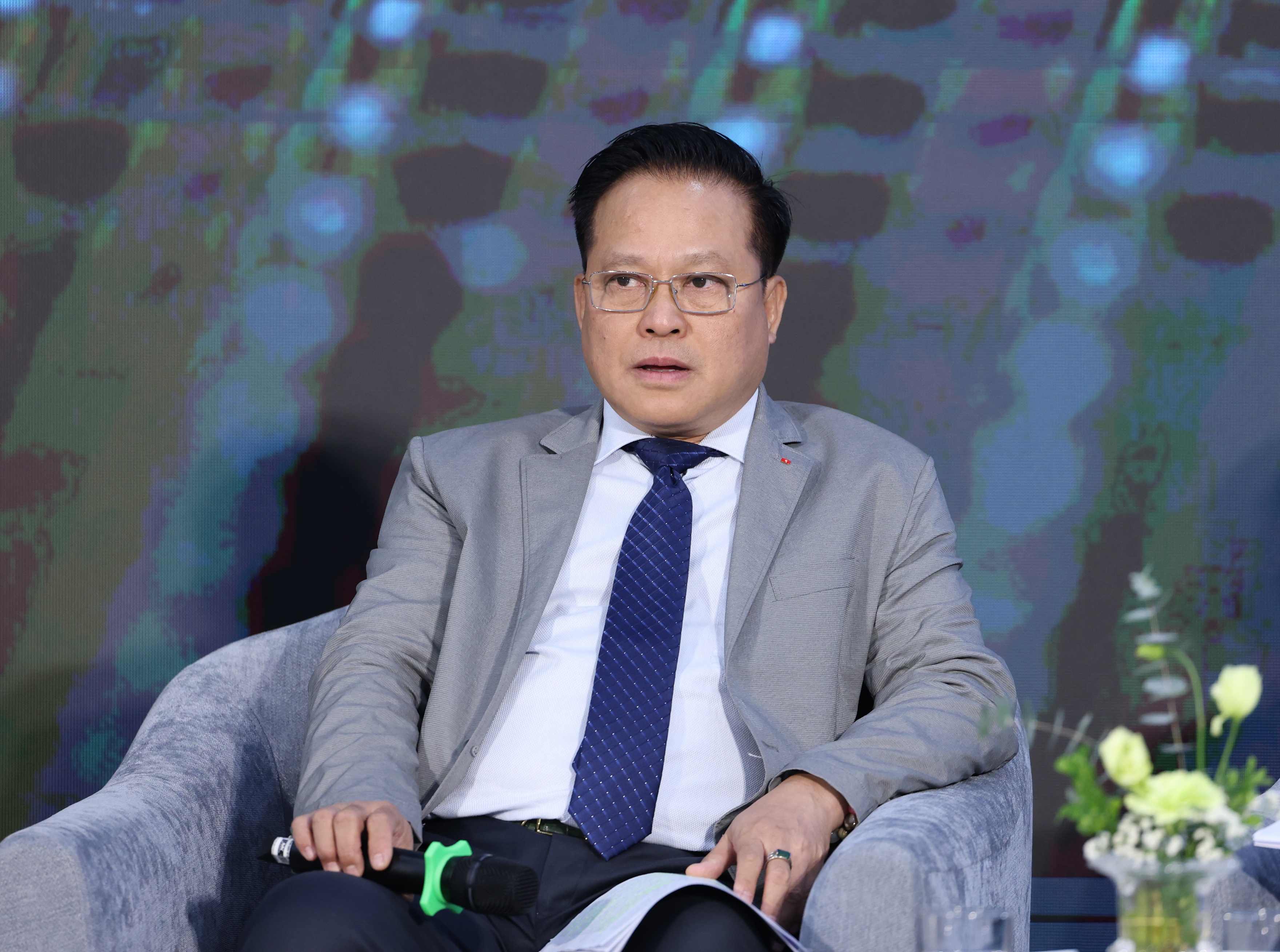 Theo ông Trịnh Minh Anh, Chánh văn phòng, Ban chỉ đạo liên ngành Hội nhập quốc tế về Kinh tế, Bộ Công Thương, 10 năm trước đây (năm 2012) chúng ta chỉ có 24 thị trường xuất khẩu đạt kim ngạch trên 1 tỷ USD thì đến năm 2022 đã có 33 thị trường xuất khẩu đạt trên 1 tỷ USD, trong đó có tới 6 thị trường đạt kim ngạch trên 10 tỷ USD, 16 thị trường xuất khẩu có kim ngạch trên 5 tỷ USD. Hàng hoá Việt Nam đã đạt mức tiệm cận cao nhất thế giới về chất lượng. Song bên cạnh những cơ hội từ các FTA mang lại cho xuất khẩu từ việc gỡ bỏ các rào cản thuế quan, tham gia vào chuỗi cung ứng toàn cầu, cũng đặt ra nhiều thách thức cho Việt Nam. Đó là sự cạnh tranh ngày càng khốc liệt trên thị trường quốc tế, phải đáp ứng các cam kết tiêu chuẩn có chất lượng cao cũng như tốc độ và quy mô sản xuất, những rào cản kỹ thuật (vệ sinh an toàn thực phẩm) và quy định môi trường - sản xuất xanh…