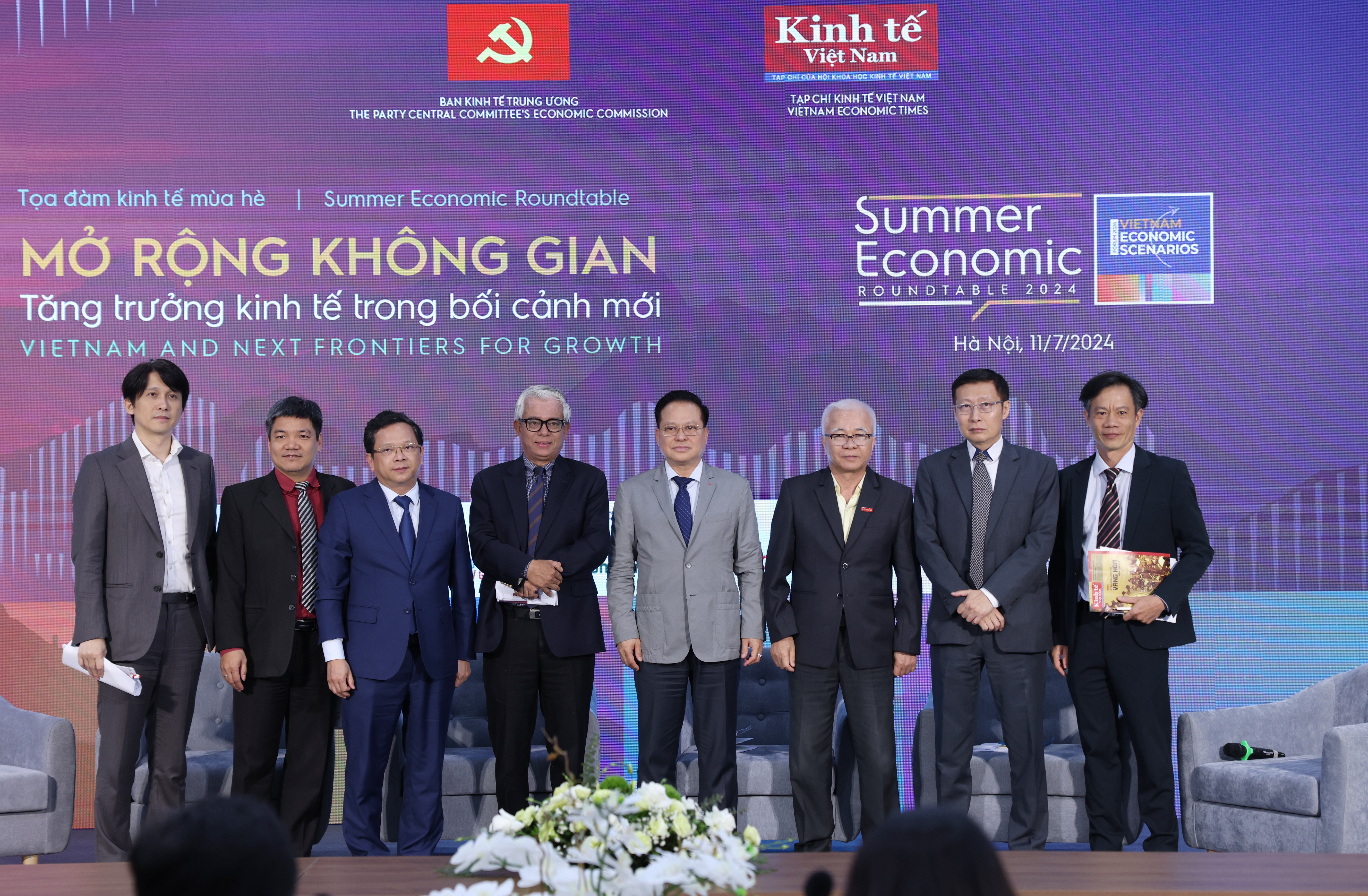 Các đại biểu chụp ảnh lưu niệm tại Diễn đàn Kinh tế mùa hè 2024.