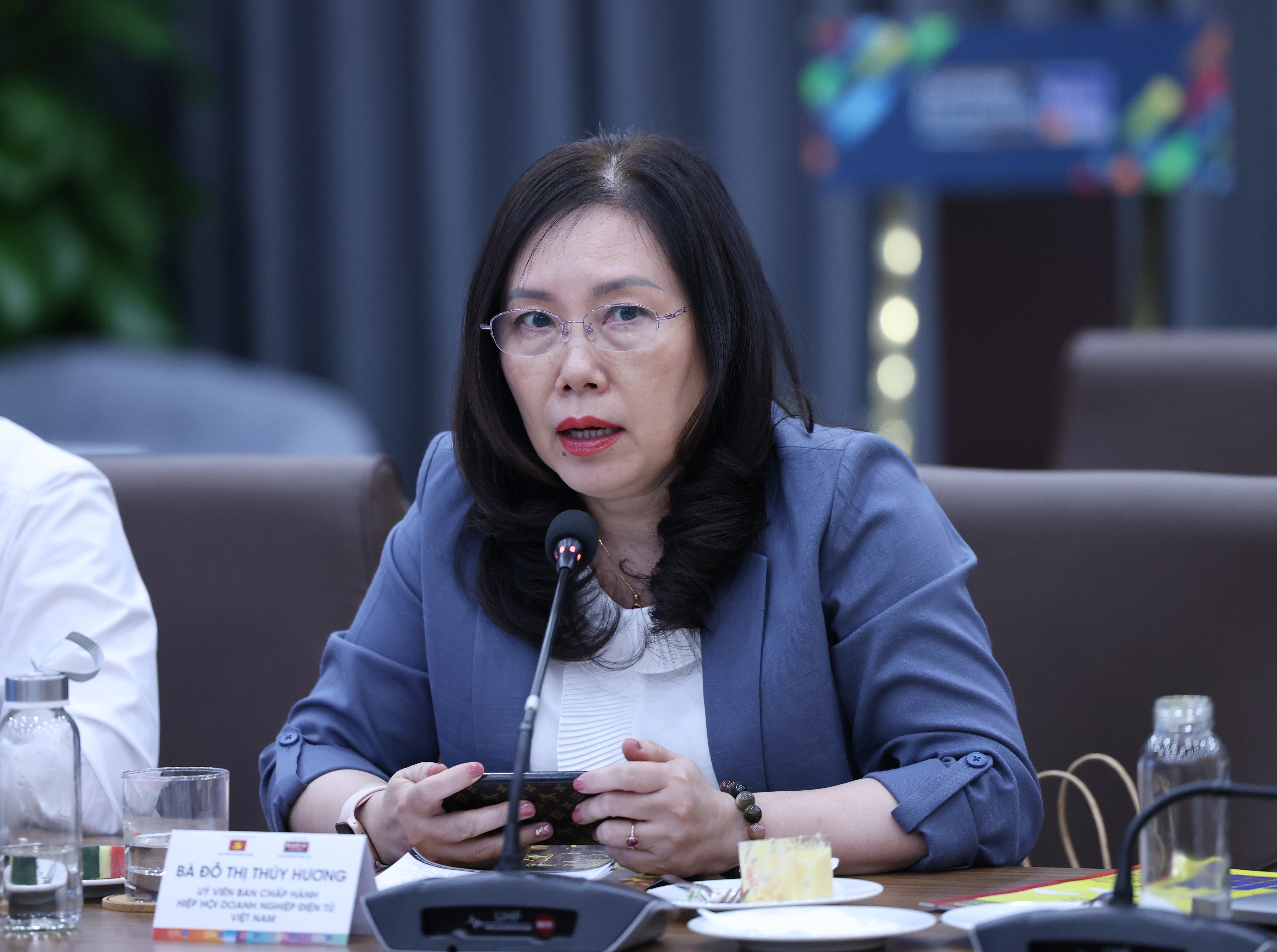 Bà Đỗ Thị Thúy Hương, Uỷ viên Ban Chấp hành Hiệp hội Doanh nghiệp điện tử Việt Nam, kiến nghị Chính phủ, các bộ ngành và địa phương cần quan tâm đến vấn đề cho thuê đất. Nhiều doanh nghiệp điện tử phản ánh là việc thuê đất làm nhà xưởng khi hết hạn không được gia hạn, nhưng chính quyền sở tại hàng năm vẫn phát văn bản yêu cầu đóng tiền thuê đất và giá thuê đất hàng năm rất bấp bênh, rất nguy hiểm cho doanh nghiệp trong nhiều khía cạnh, không ổn định trong hoạt động sản xuất, không thể tiên lượng đơn giá đơn hàng, không thể mở rộng đầu tư và sản xuất. Vì nếu thuê không dài hạn, không ai dám xây dựng hay mở rộng đầu tư sản xuất.