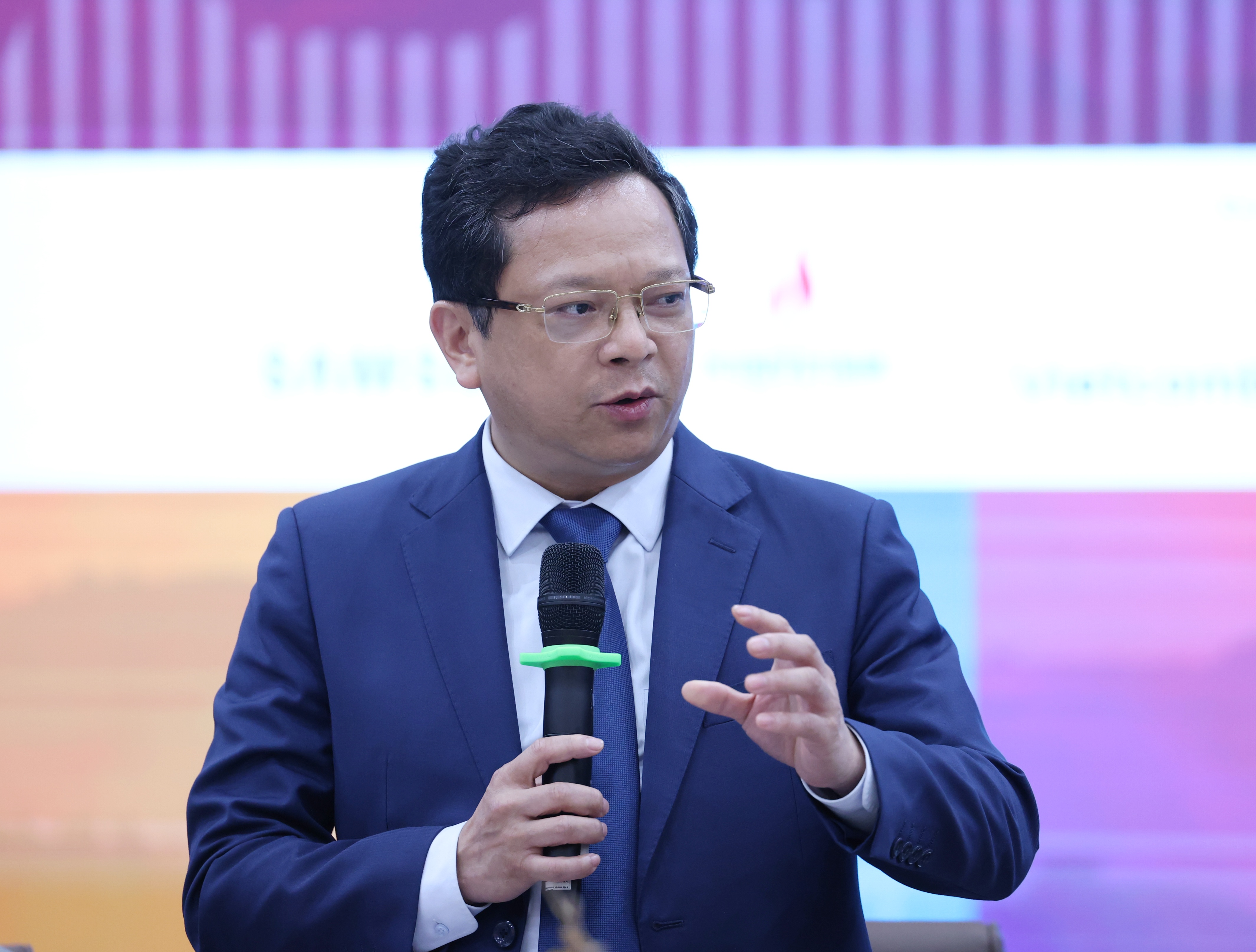 Theo ông Nguyễn Đức Hiển, Phó Trưởng Ban Kinh tế Trung ương, chúng ta có thể thấy kinh tế 6 tháng đầu năm tăng trưởng tích cực nhưng cũng chưa đồng đều trong quý 2 và còn rất thiếu bền vững. Ngành nông nghiệp, trụ đỡ tăng chậm ở mức khoảng 3,34%. So với năm 2019, trước khi xảy ra đại dịch, 2/3 ngành kinh tế có mức tăng trưởng 6 tháng đầu năm thấp hơn, nhất là khu vực động lực kinh tế công nghiệp chế biến chế tạo so với năm 2019. Quý 1 năm 2019 tăng 11,18% và như vậy cao hơn nhiều so với hiện nay. 