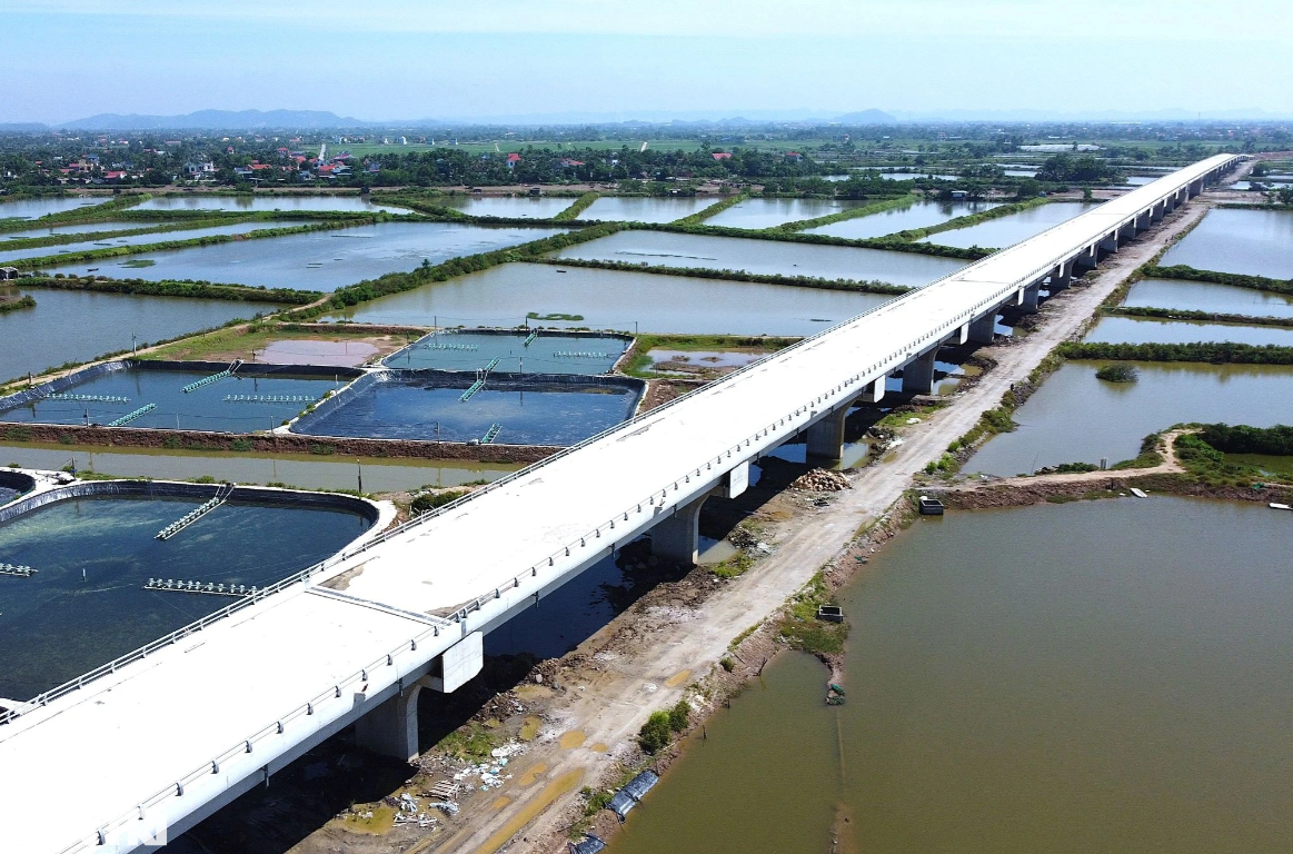  Cầu này bắc qua sông Lạch Trường tại Km 18 390, thuộc xã Hòa Lộc, huyện Hậu Lộc và xã Hoằng Yến, huyện Hoằng Hóa.