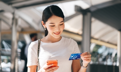 Chọn dòng thẻ tín dụng nào cho tín đồ xê dịch? 