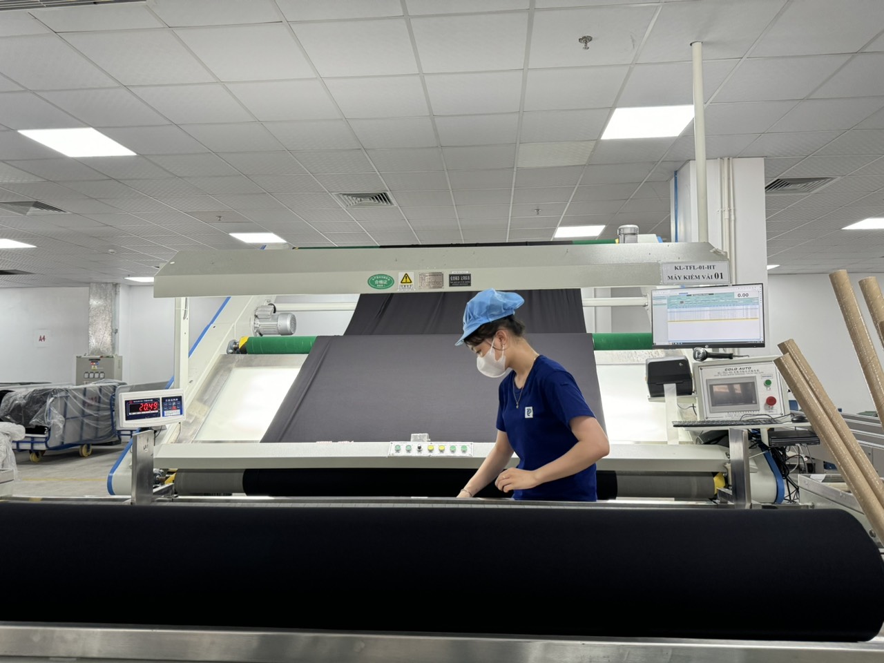 Người lao động làm việc Nhà máy Top Textiles được đào tạo, hướng dẫn sử dụng máy móc công nghệ mới trong lĩnh vực dệt nhuộm.