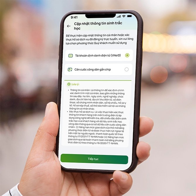 H&igrave;nh ảnh kh&aacute;ch h&agrave;ng cập nhật th&ocirc;ng tin sinh trắc học tr&ecirc;n ứng dụng VCB Digibank (Nguồn: Vietcombank).