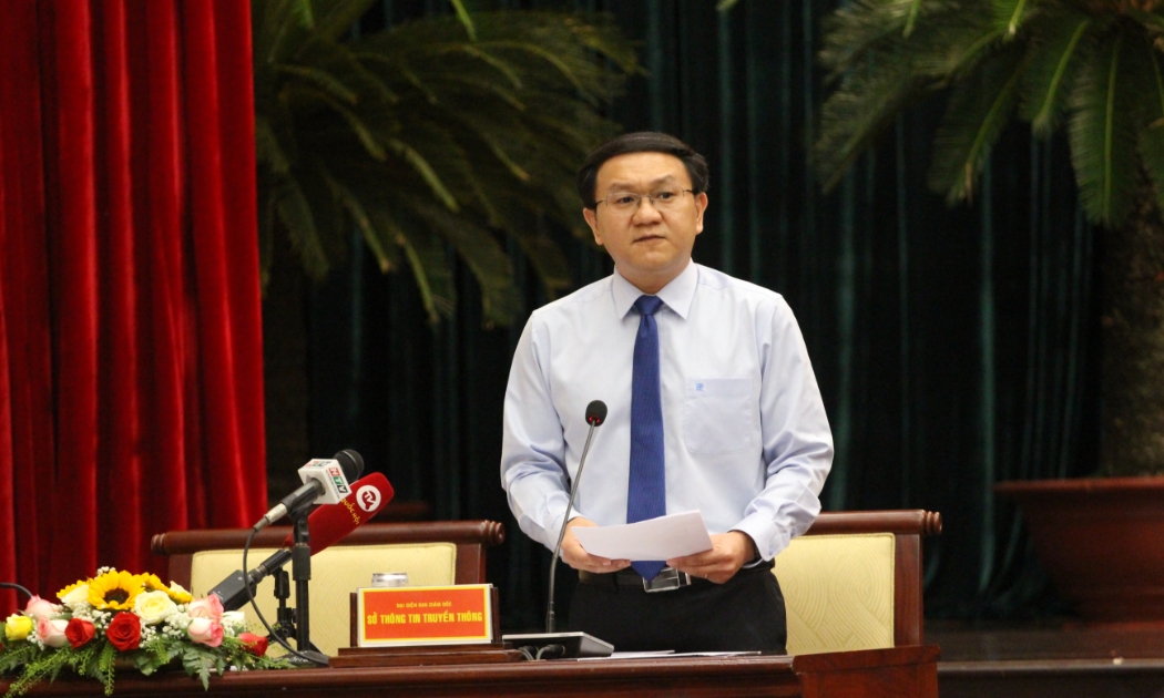 Ông Lâm Đình Thắng, Giám đốc Sở Thông tin và Truyền thông TP.HCM trả lời buổi chất vấn sáng 16/7 - Ảnh: TN