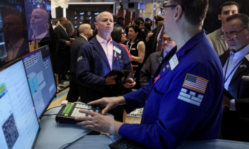 Chứng khoán Mỹ liên tiếp phá kỷ lục, giá dầu lao dốc