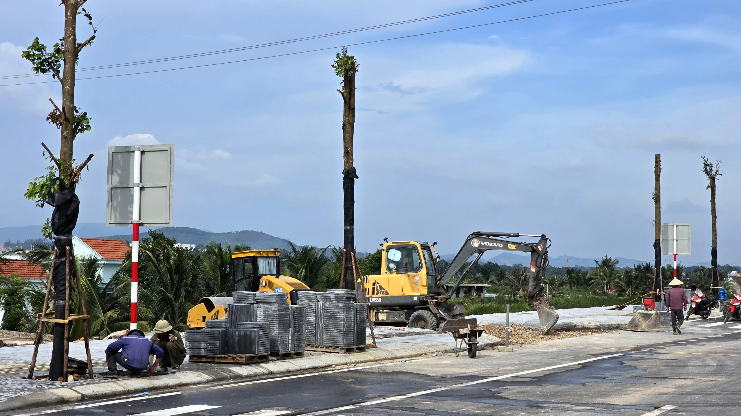 Các nhà thầu đang thi công những phần việc cuối tại dự án đường dẫn trước thời điểm cầu Bến Rừng được thông xe
