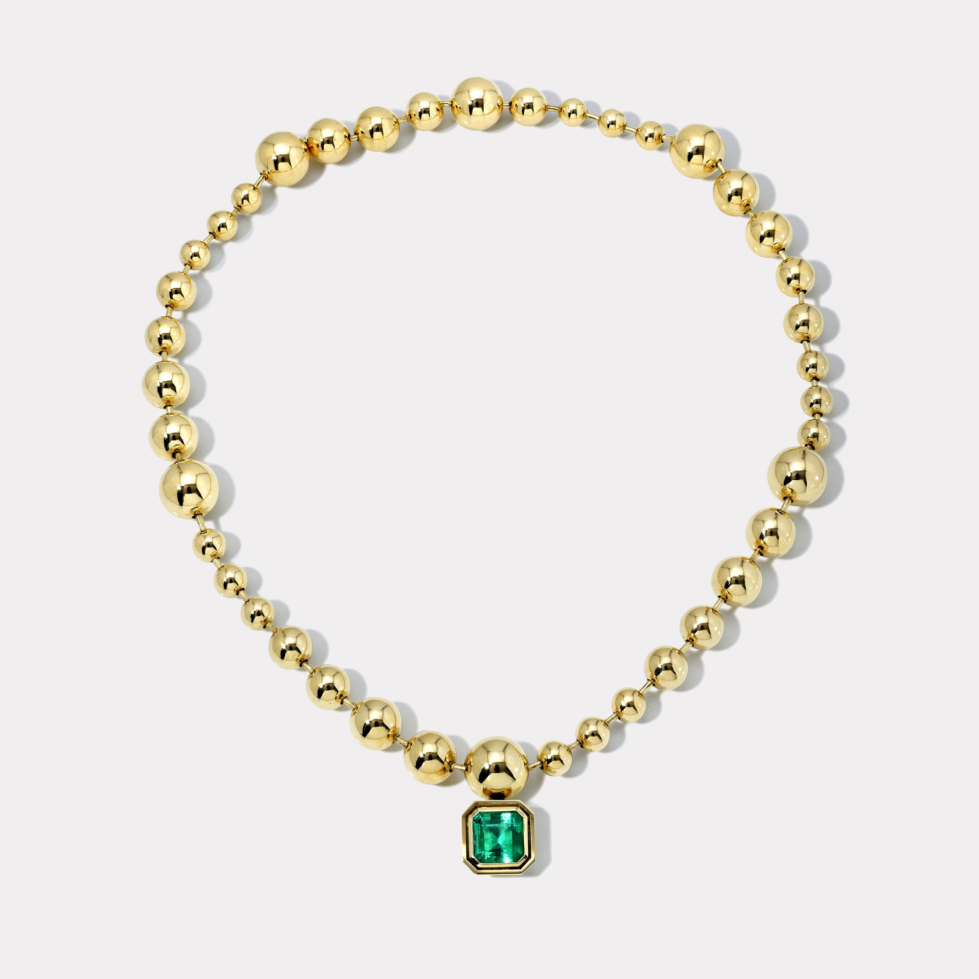 Chuỗi hạt làm từ vàng 14 karat của thương hiệu Retrouvai, trị giá 38.870 USD.