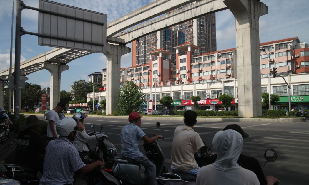Dự án tàu trên cao dang dở tại thành phố Liễu Châu - Ảnh: WSJ