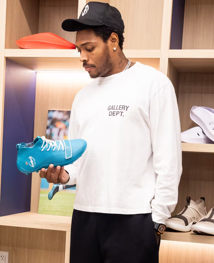 Vận động viên NFL Jalen Ramsey với đôi giày JR1 do Fctry Lab sản xuất. 