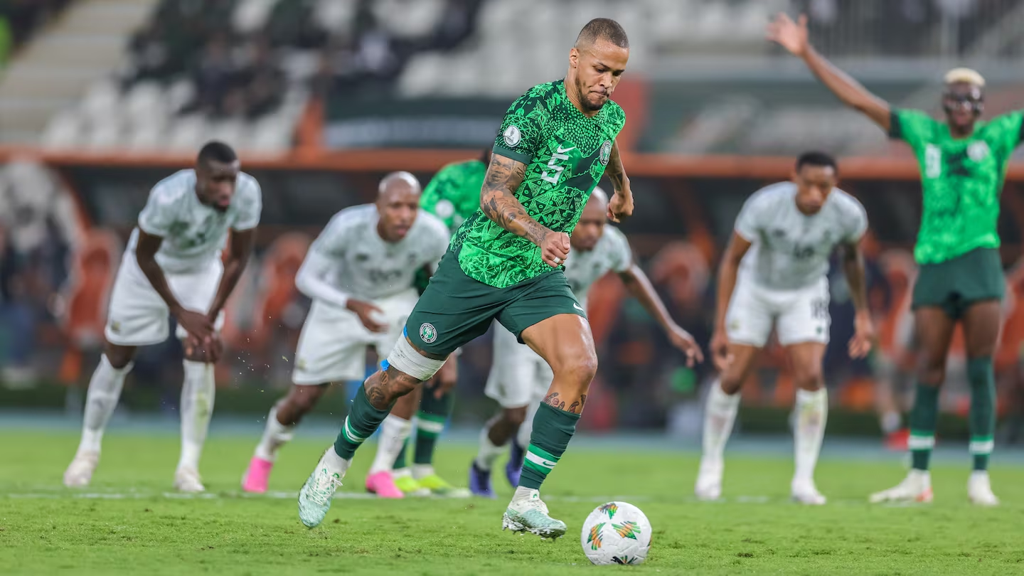 Vận động viên và là cổ đông của Sokito, William Troost-Ekong thực hiện quả phạt đền cho Nigeria trong đôi giày bóng đá 