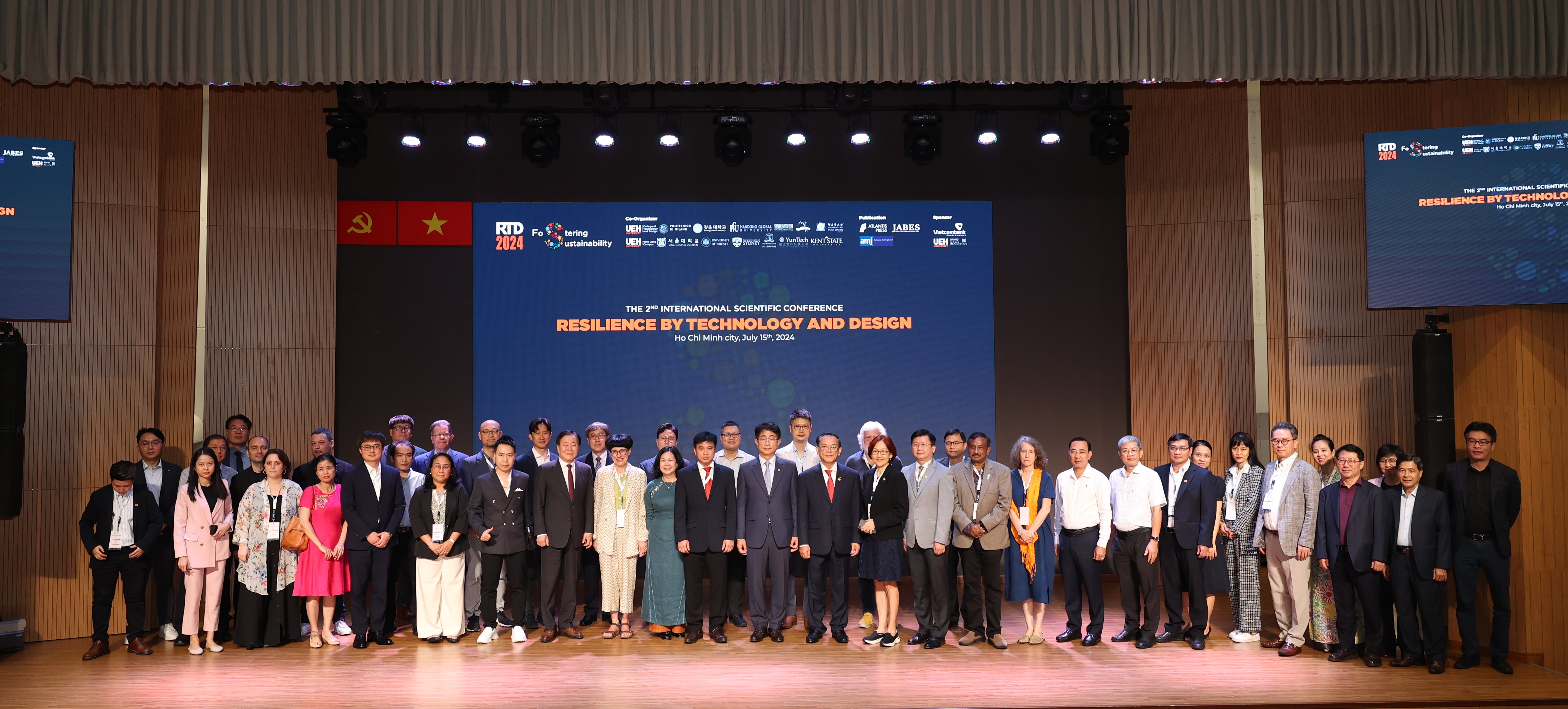 Ban Tổ chức và các nhà khoa học, doanh nghiệp tại hội thảo RTD 2024 với chủ đề “Fostering sustainability - Thúc đẩy tính bền vững”, sáng 15/7.