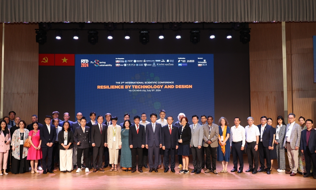 Ban Tổ chức và các nhà khoa học, doanh nghiệp tại hội thảo RTD 2024 với chủ đề “Fostering sustainability - Thúc đẩy tính bền vững”, sáng 15/7.