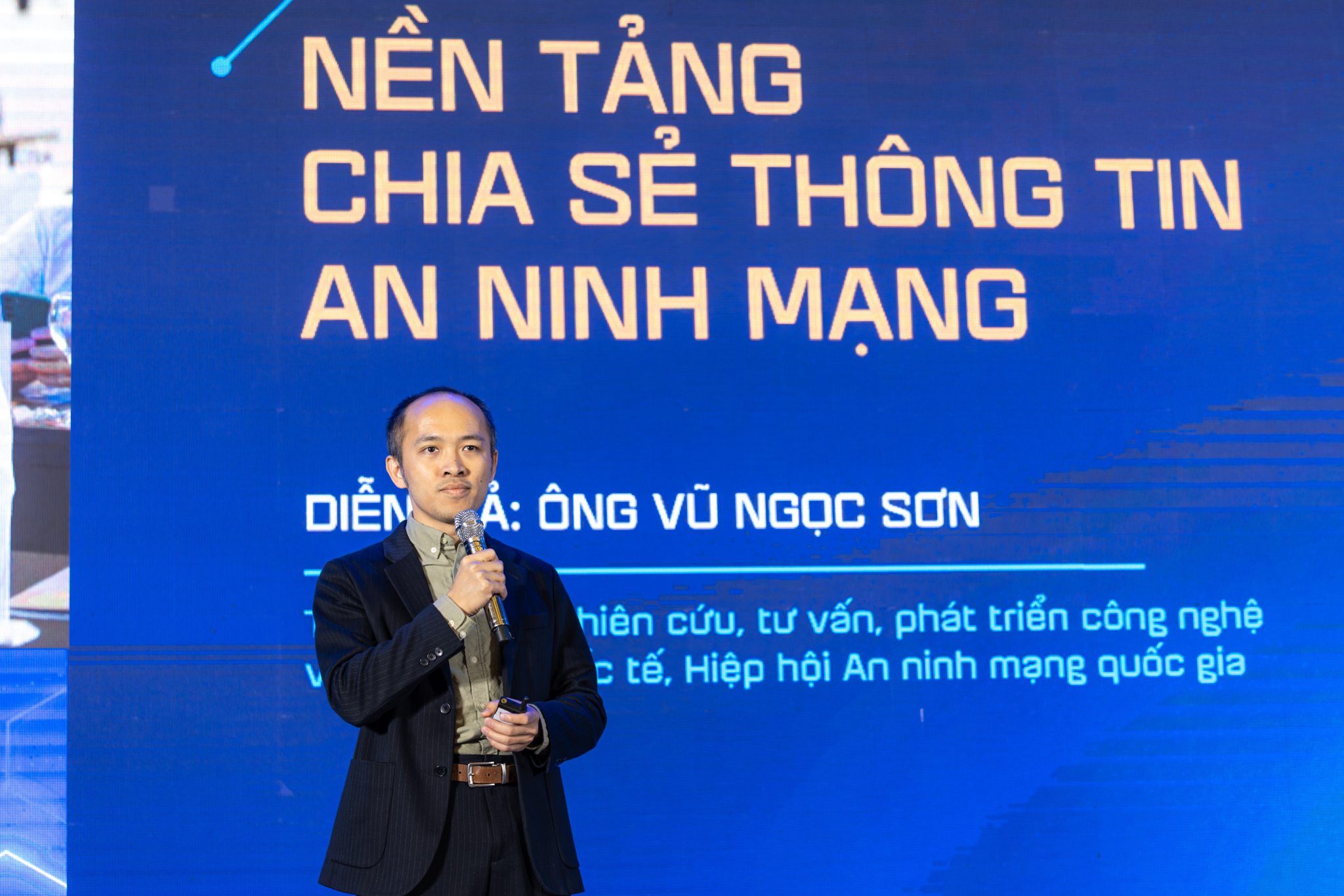 Ông Vũ Ngọc Sơn, Trưởng ban Nghiên cứu, tư vấn, phát triển công nghệ và Hợp tác quốc tế, Hiệp hội an ninh mạng quốc gia: “Chia sẻ thông tin là cách tốt nhất giúp các thành viên của Hiệp hội có được bức tranh toàn cảnh, cập nhật các thông tin tình báo an ninh mạng mới nhất. Từ đó giúp các tổ chức nhận diện nguy cơ mới, chủ động tăng cường, đảm bảo an ninh”.