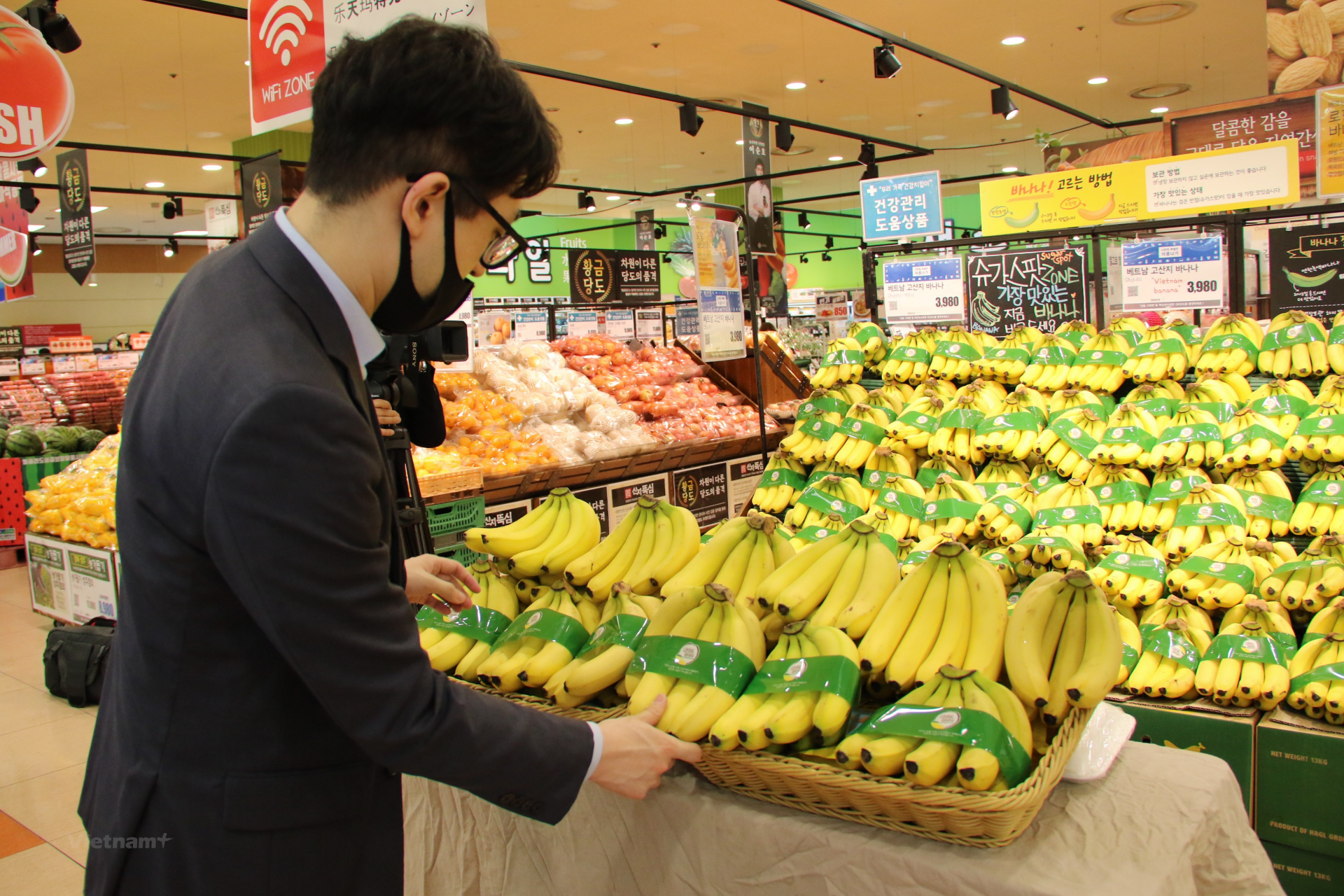 Chuối Việt Nam được bày bán tại tổ hợp siêu thị Lotte Mart gần Ga trung tâm Seoul.