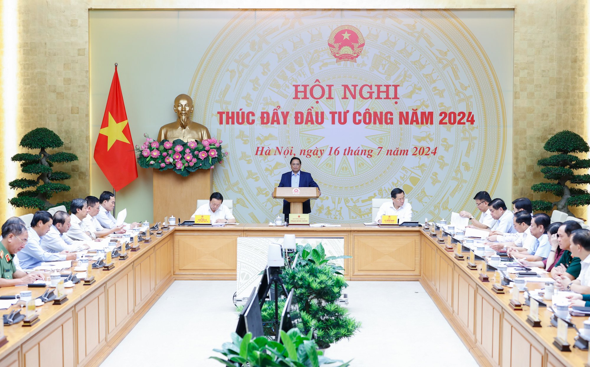 Thủ tướng Phạm Minh Chính chủ trì Hội nghị trực tuyến toàn quốc của Thường trực Chính phủ về thúc đẩy đầu tư công năm 2024. 