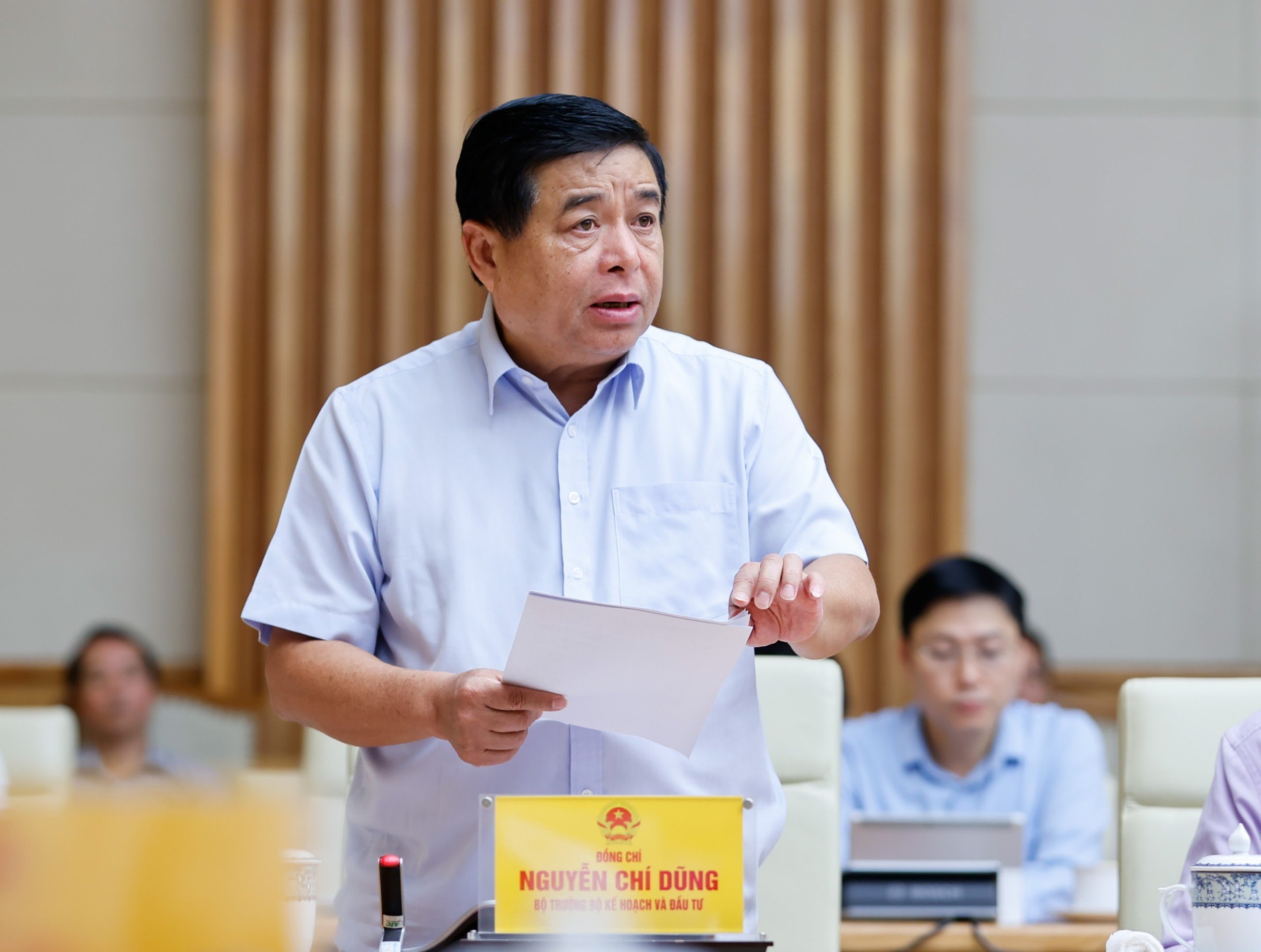 Bộ trưởng Bộ Kế hoạch và Đầu tư Nguyễn Chí Dũng báo cáo về tình hình giải ngân vốn đầu tư công tại Hội nghị. 