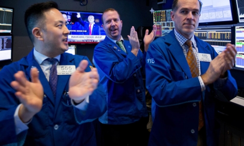 Chứng khoán Mỹ bứt phá lên kỷ lục mới, giá dầu tụt 1%