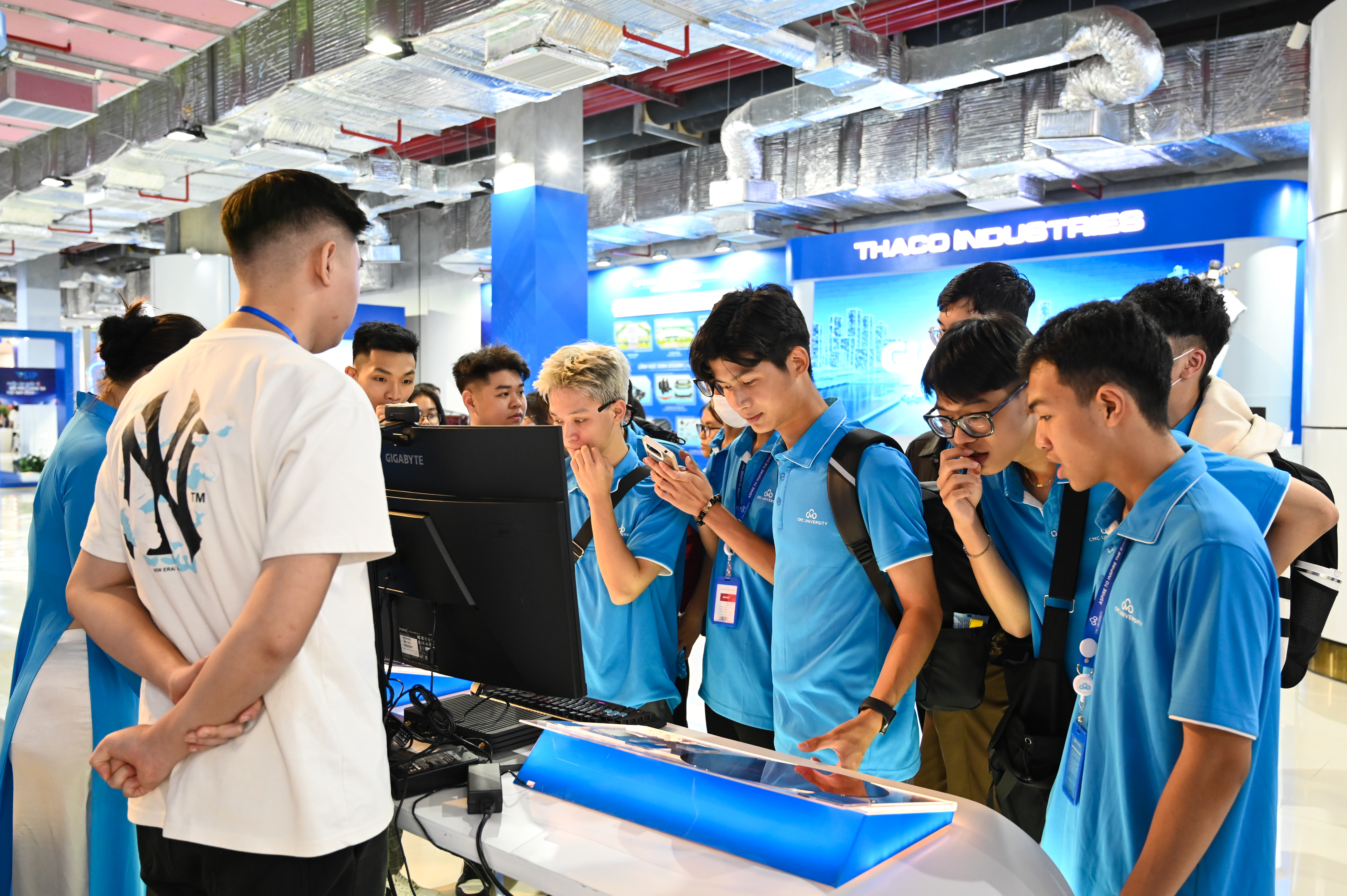 Sinh viên trường Đại học CMC tại Triển lãm quốc tế Đổi mới sáng tạo Việt Nam 2023.
