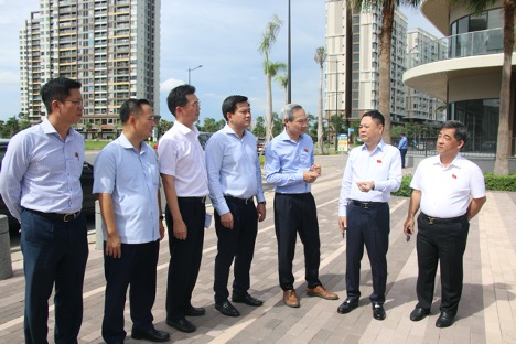 Đoàn giám sát của Quốc hội khảo sát việc quản lý thị trường bất động sản và phát triển nhà ở xã hội tại Bình Dương. Ảnh: QH.